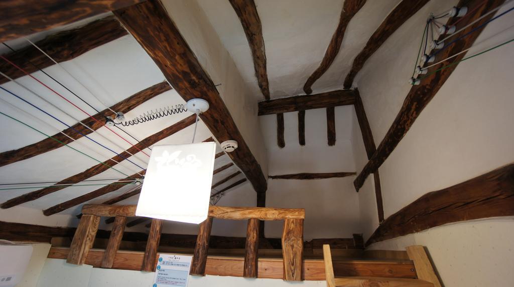 1928 Suimmaru Hanok Guesthouse Jeonju Ruang foto