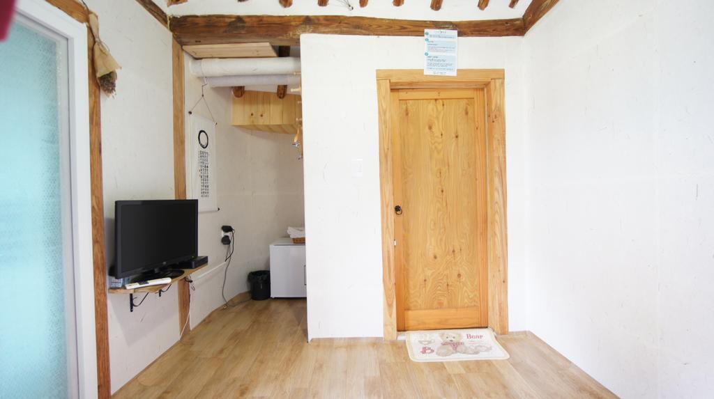 1928 Suimmaru Hanok Guesthouse Jeonju Ruang foto
