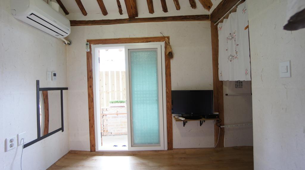 1928 Suimmaru Hanok Guesthouse Jeonju Ruang foto