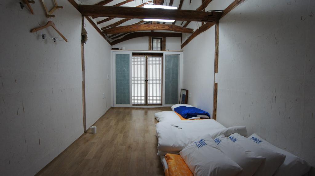 1928 Suimmaru Hanok Guesthouse Jeonju Ruang foto